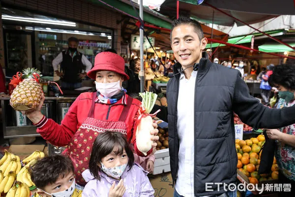 ▲民進黨立委候選人吳怡農濱江市場掃街。（圖／記者林敬旻攝）