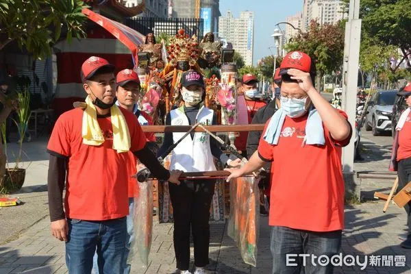 ▲台南市議員當選人林依婷為答謝眾神明護佑，以8人大轎由廣澤尊王作主護送13尊神明回宮安座。（圖／記者林悅攝，下同）