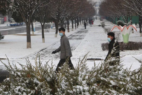 ▲▼北韓民眾12月在平壤普通江區上散步。（圖／達志影像／美聯社）