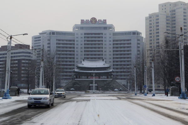 ▲▼北韓首都平壤12月初迎來初雪，車輛在普通門圓環行駛。（圖／達志影像／美聯社）