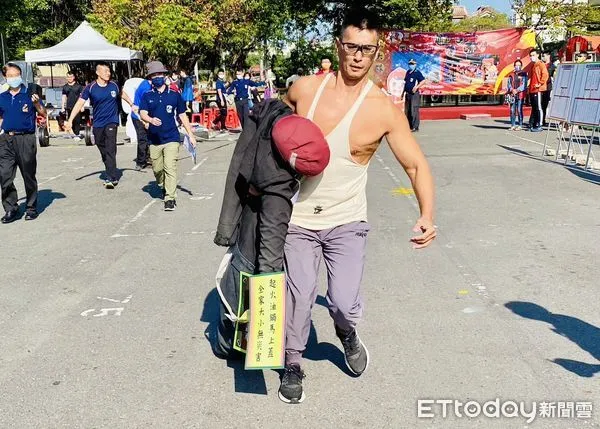 ▲南消二大隊等單位舉辦「鴻兔賀歲、平安順遂防火防災園遊會暨肌力競賽」活動，吸引大、小朋友一起來參加，十分熱鬧有趣。（圖／記者林悅翻攝，下同）