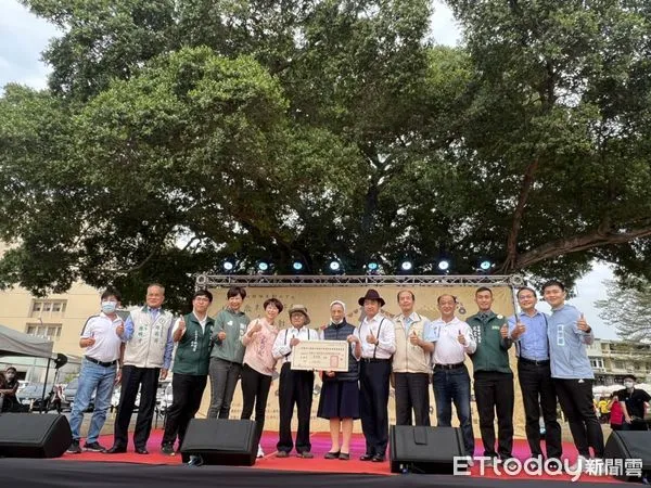 ▲「第16屆歲末有愛市集X北區社造派對」，10日在阿嬤妳看市集廊道（美國學校舊址）大玩復古風，共推出54個吃喝玩樂攤位、多場表演和草坪親子活動，讓青銀童共度難忘週末。（圖／記者林悅翻攝，下同）