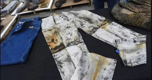 這件165年前的牛仔褲以11.4萬美元的價格售出。（圖／達志／美聯社）