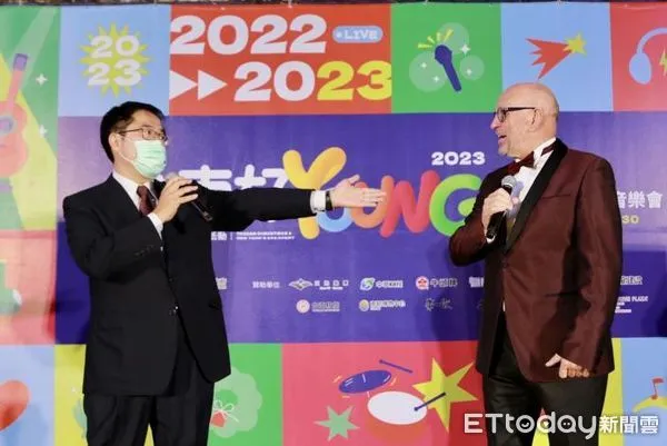 ▲荷蘭好聲音冠軍馬丁賀肯斯（Martin Hurkens）在台南的首場音樂會，在南紡廣場登場，市長黃偉哲致詞歡迎馬丁來到台南。（圖／記者林悅翻攝，下同）