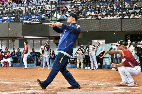 ▲關懷盃開幕、OB賽郭源治開球、林智勝代打。（圖／原棒協提供）