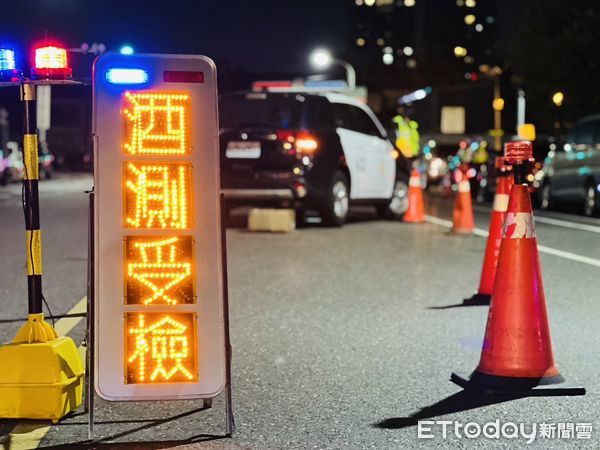 ▲台南市警局長方仰寧，副局長劉鴻烈，於永康分局、四分局主持勤教，運用優勢警力結合閉鎖式路檢，針對轄內黑道幫派經營、依附、圍事的酒店、電子遊藝場、KTV、小吃部全面性清查執行掃蕩。（圖／記者林悅翻攝，下同）  