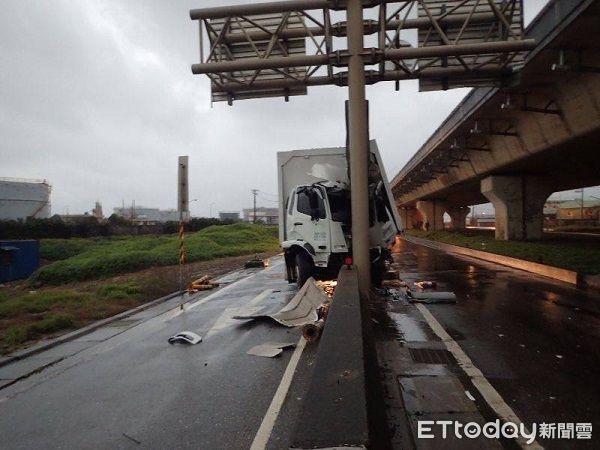 ▲黃姓男子駕駛大貨車直撞路中分隔島道路指標鐵柱。（圖／大園警分局提供）