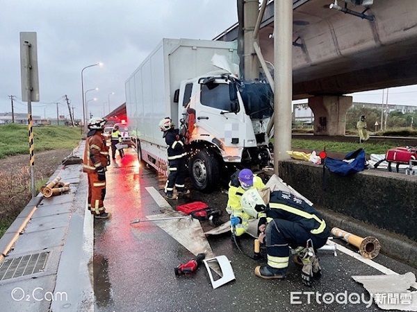 ▲▼消救護人員以破壞機具救出遭夾駕駛經送醫仍不治。（圖／大園警分局提供）