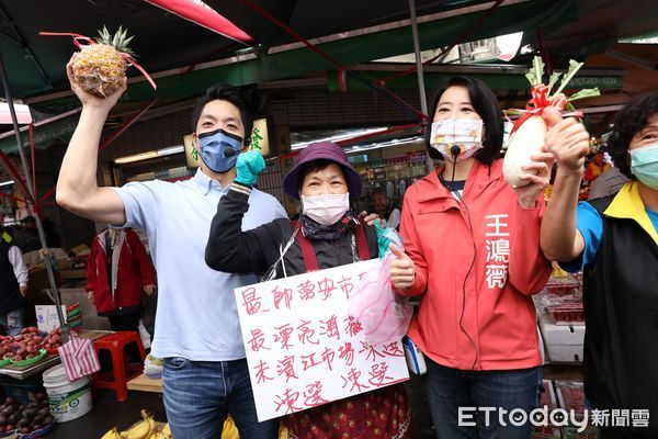 ▲蔣萬安陪同王鴻薇濱江市場掃街 。（圖／記者李毓康攝）