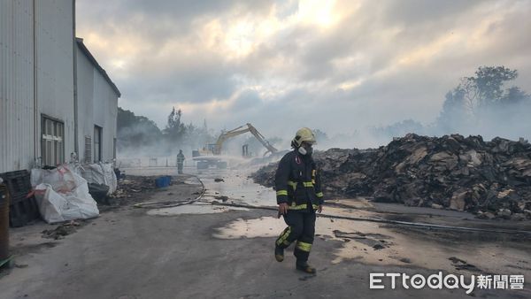 ▲▼後龍永發紙廠8月發生火災，消防隊花了8天滅火，11日清晨廠區廢紙堆又起火燃燒，幸未波及廠房。（圖／記者蔡文淵翻攝）