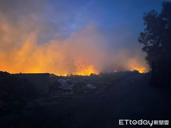 ▲▼後龍永發紙廠8月發生火災，消防隊花了8天滅火，11日清晨廠區廢紙堆又起火燃燒，幸未波及廠房。（圖／記者蔡文淵翻攝）