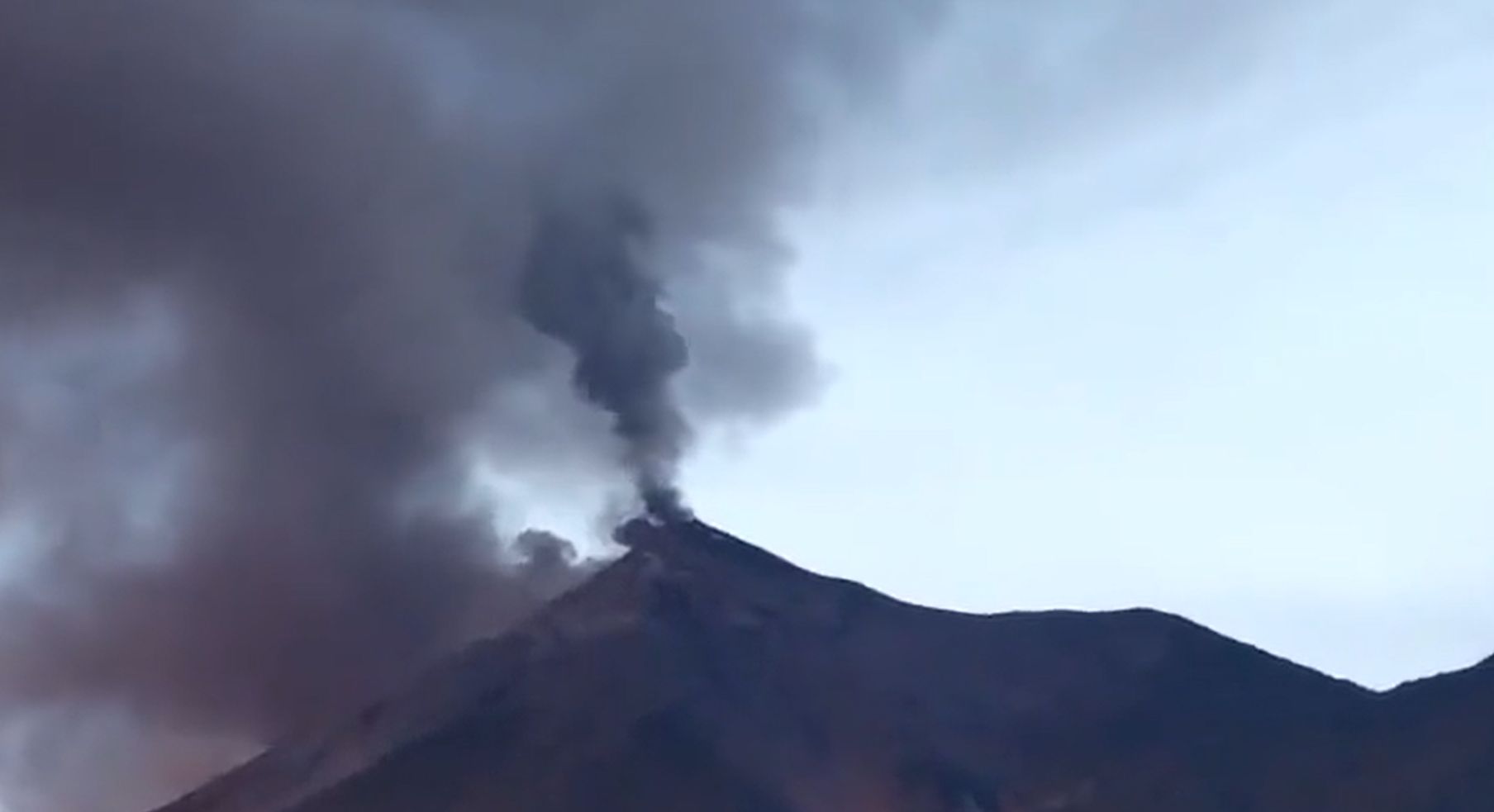 ▲▼瓜地馬拉火山噴發。（圖／翻攝推特）