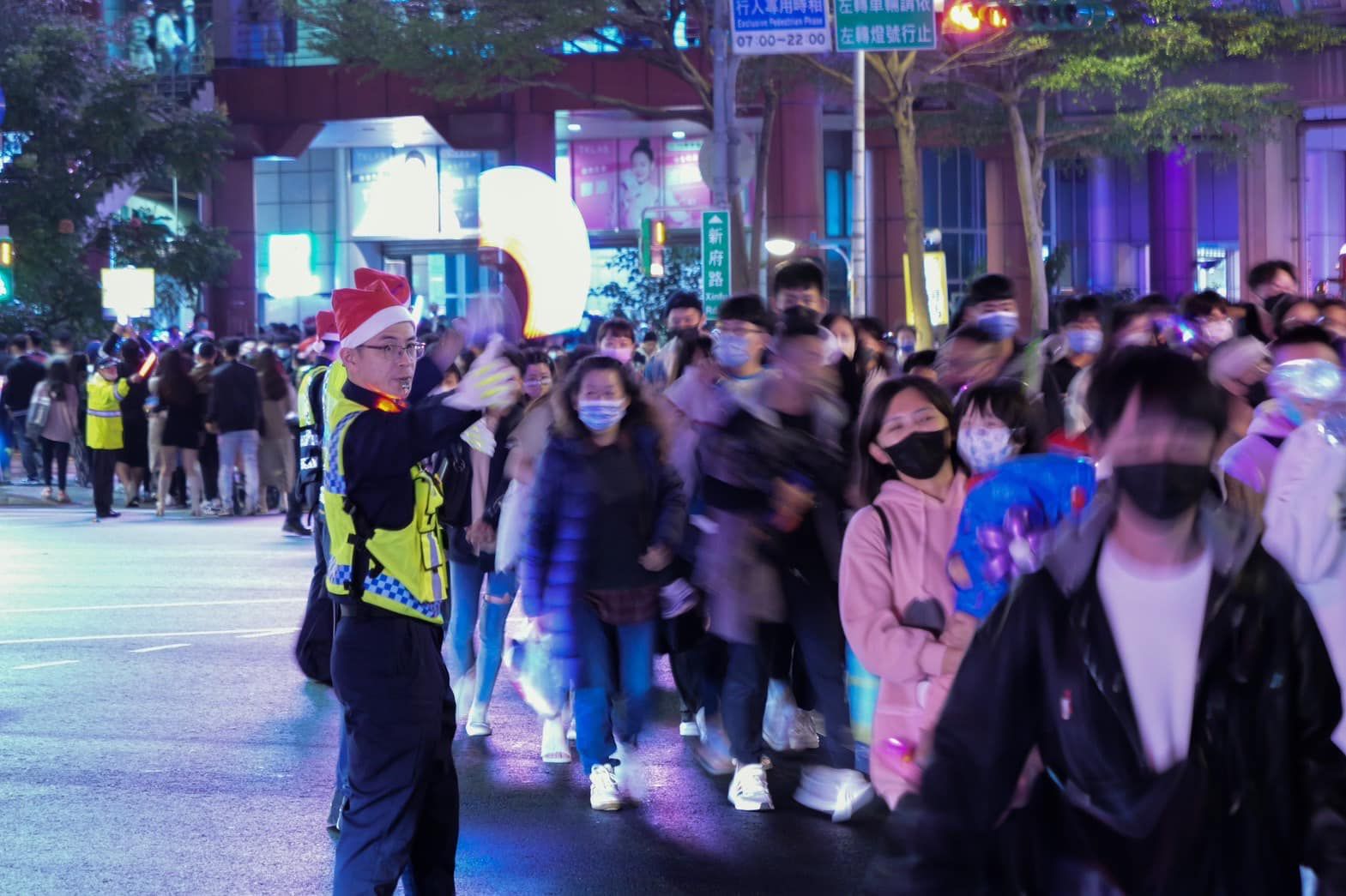 ▲▼新北耶誕城，警方派出「DJ警察」頭戴耶誕帽協助引導交通。（圖／翻攝新北市長侯友宜臉書）