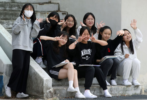 ▲▼南韓9月26日全數解除戶外的口罩配戴規範，光州一所國小的學生脫下口罩在操場歡呼。（圖／達志影像／newscom）