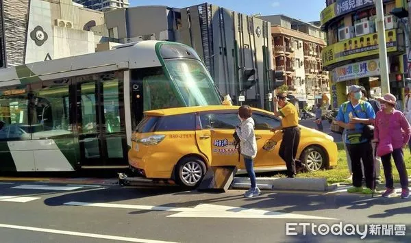 ▲高雄輕軌今日下午與一輛計程車發生碰撞。（圖／翻攝自記者爆料網）