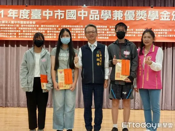 ▲▼台中市靈聖慈善會連續19年，已獎助5千名清寒國中生，期許學子勿因貧困喪志，積極面對人生。（圖／靈聖慈善會提供，下同）