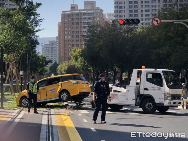 ▲▼計程車違規迴轉遭計程車攔腰撞上。（圖／記者許宥孺翻攝）