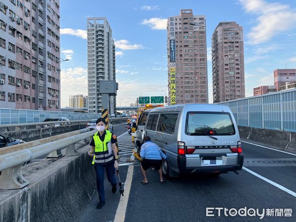 ▲高雄快速道路文川閘道口發生車禍，6人受傷             。（圖／記者吳奕靖翻攝）