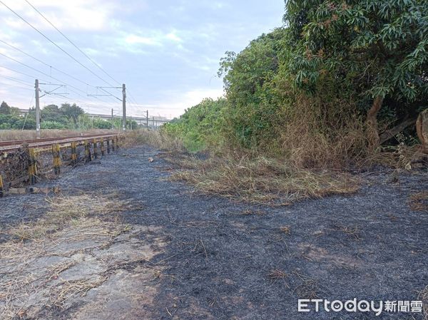 ▲台南林鳳營至隆田之間的鐵道旁下午發生野草火警，大量的濃煙危及台鐵136次普悠馬列車行車安全，經台南市消防人員全力滅火，幸好僅延誤15分鐘。（圖／民眾提供，下同）