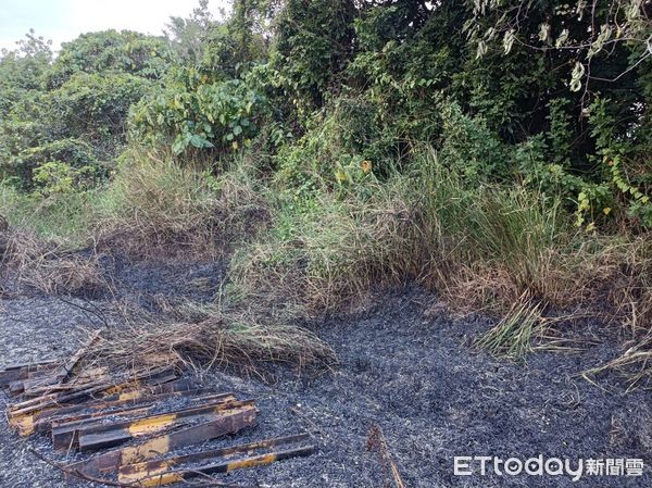 ▲台南林鳳營至隆田之間的鐵道旁下午發生野草火警，大量的濃煙危及台鐵136次普悠馬列車行車安全，經台南市消防人員全力滅火，幸好僅延誤15分鐘。（圖／民眾提供，下同）