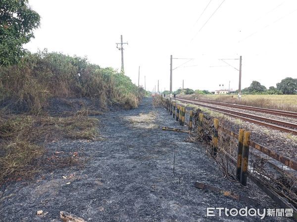 ▲台南林鳳營至隆田之間的鐵道旁下午發生野草火警，大量的濃煙危及台鐵136次普悠馬列車行車安全，經台南市消防人員全力滅火，幸好僅延誤15分鐘。（圖／民眾提供，下同）