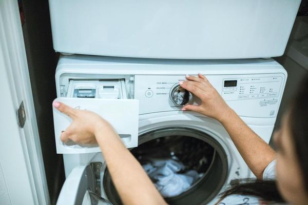 新竹一名溫姓女子在自助洗衣店洗衣，內衣褲竟前後被兩名竊賊偷走。（示意圖，Pexels提供）