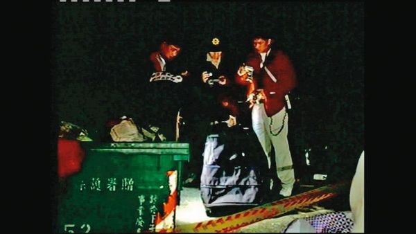 拾荒者在垃圾子車內發現裝有屍塊的旅行袋，警方獲報到場採證。（東森新聞提供）
