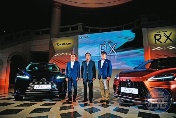 和泰汽車日前在台南奇美博物館舉辦豪華休旅LEXUS RX發表會，蘇純興（左1）透露，手中光LEXUS的未交車訂單就高達1萬台。