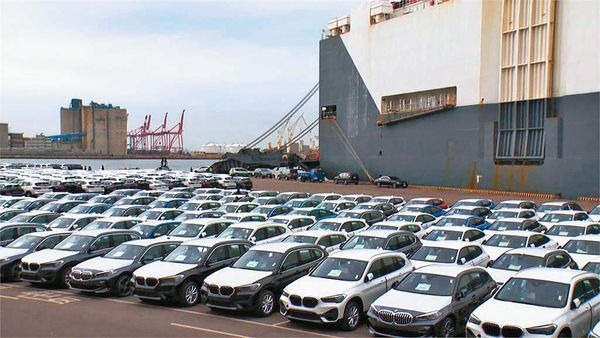 今年進口車銷售全都受船期影響，進口品牌賓士、BMW每個月的業績都要看是否有大船入港。（翻攝自民視新聞）