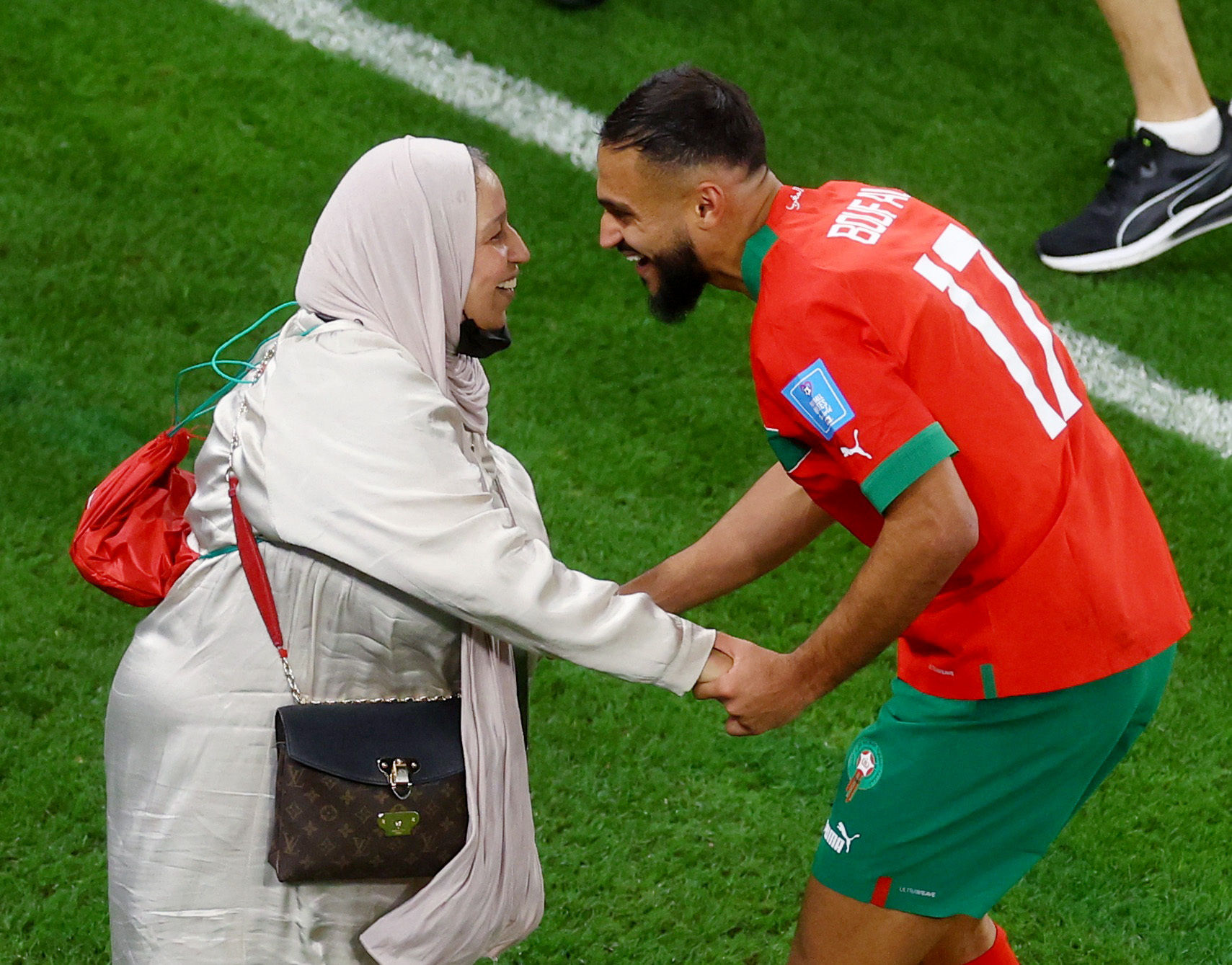 ▲▼ 摩洛哥前鋒Sofiane Boufal賽後拉著媽媽的手在球場上跳舞。（圖／路透）