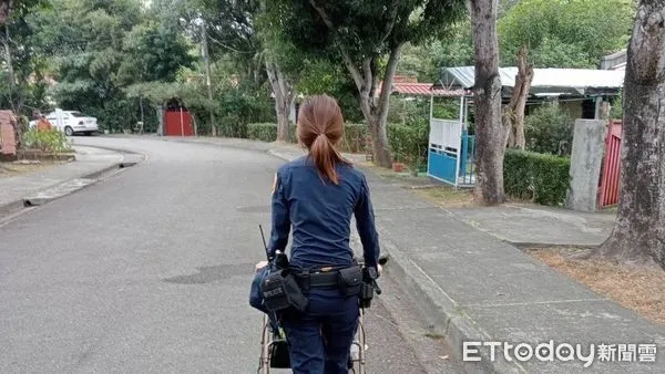 ▲92歲老翁出門散步不慎摔倒受傷，中興靚女暖警協助送醫後幫他將助行車推回家。（圖／記者高堂堯翻攝）