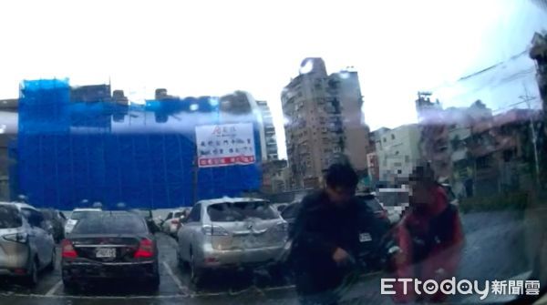 ▲▼林男（紅箭頭）取車時遭員警壓制逮捕，共查獲槍枝及毒品，警方將4人移送法辦             。（圖／記者陳以昇翻攝）