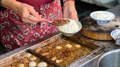 高雄隱藏版小吃店！主打商品是10元肉燥飯、粒粒分明油脂迷人