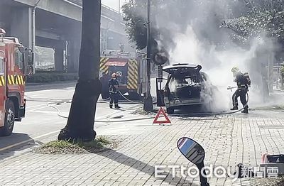 開在快速道路上聞到焦味　台中男緊急開下匝道...整輛車燒起來