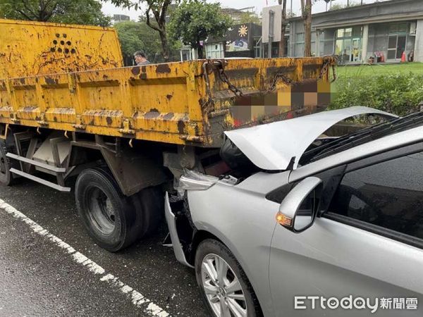 ▲▼李女疑打噴嚏撞貨車尾，車頭毀、人受輕傷。（圖／記者游芳男翻攝，下同）