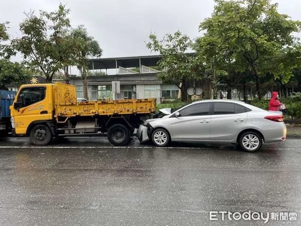 ▲▼李女疑打噴嚏撞貨車尾，車頭毀、人受輕傷。（圖／記者游芳男翻攝，下同）