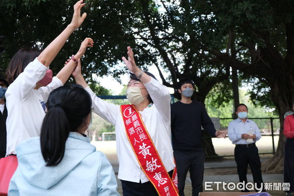 ▲▼黃敏惠選前一周港坪公園拜票 要打造嘉市成為世代宜居之城 。（圖／記者翁伊森翻攝）