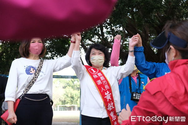 ▲▼黃敏惠選前一周港坪公園拜票 要打造嘉市成為世代宜居之城 。（圖／記者翁伊森翻攝）