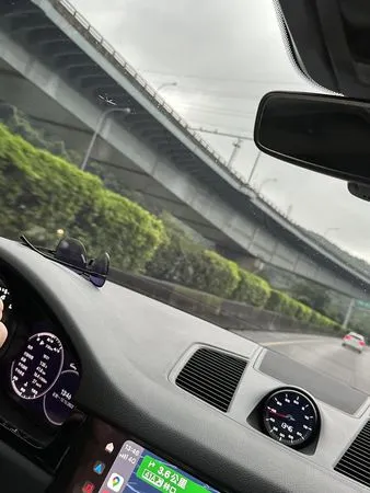 ▲KIMIKO上高速公路，擋風玻璃突然破裂。（圖／翻攝自臉書／KIMIKO）