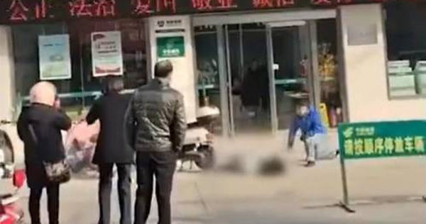 中國江蘇有一名女子跳樓。（圖／翻攝自九派新聞）