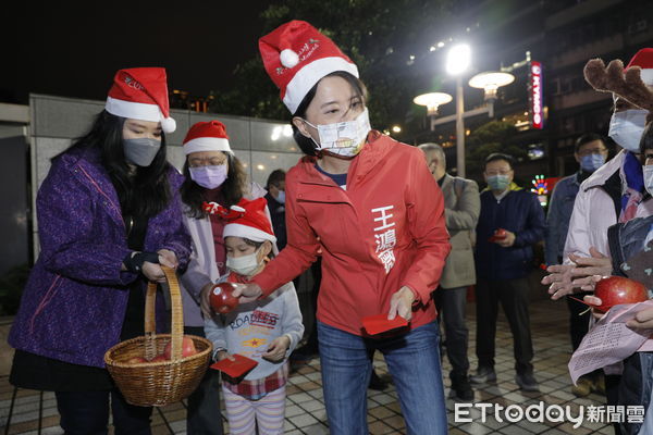 ▲▼國民黨12/12以「愛與和平」為題，在國民黨總部前舉行聖誕點燈活動。國民黨主席朱立倫、副主席連勝文及參加台北市第三選區立委補選的王鴻薇，到場分送聖誕紅包及象徵平安的紅蘋果。朱立倫還特地準備了痠痛貼布給王鴻薇，做為聖誕小禮物。（圖／記者湯興漢攝）