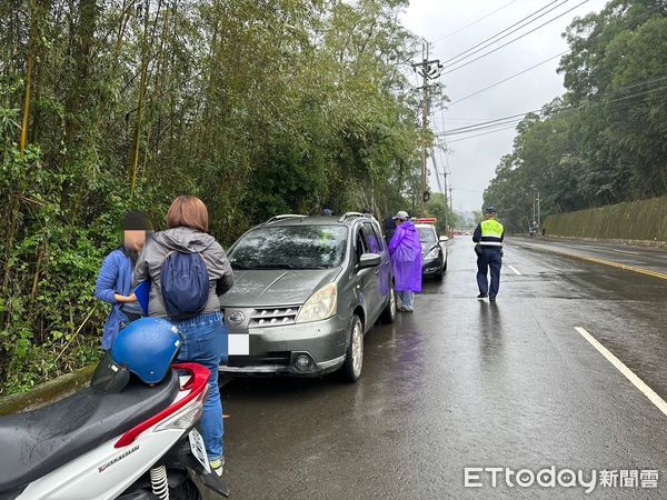 ▲▼白牌車收費接駁遊客賞三灣鄉落羽松，違規營業，被苗栗監理站會同警方查獲，駕駛將被罰10萬元並吊扣駕照4個月。（圖／苗栗監理站提供）