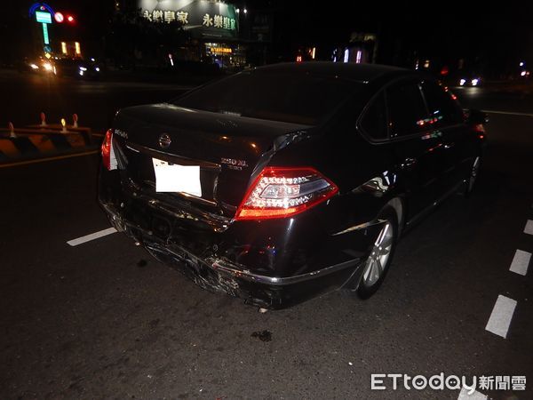 ▲小黃運將載客衝太快撞車，乘客傻眼寒夜站安全島等人救。（圖／記者游瓊華翻攝）