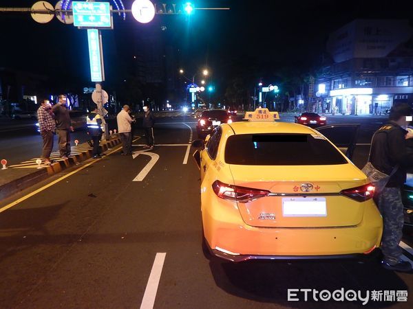 ▲小黃運將載客衝太快撞車，乘客傻眼寒夜站安全島等人救。（圖／記者游瓊華翻攝）