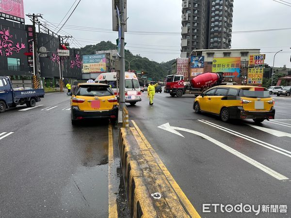 ▲13日清晨汐止南陽街發生計程車追撞救護車意外車禍。（圖／記者張君豪翻攝）