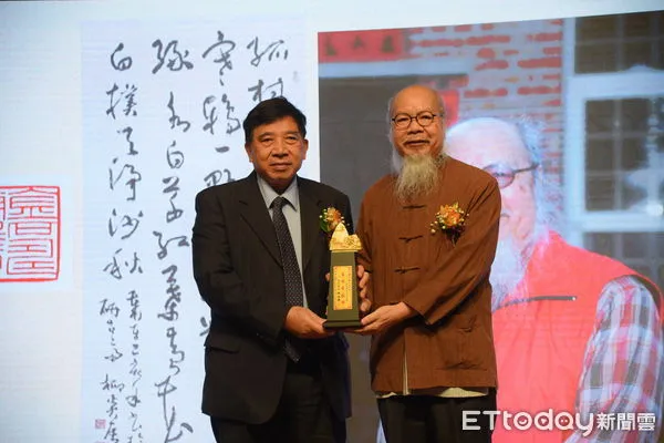 ▲書法篆刻大師柳炎辰（右）獲玉山美術貢獻獎。（圖／記者高堂堯攝）
