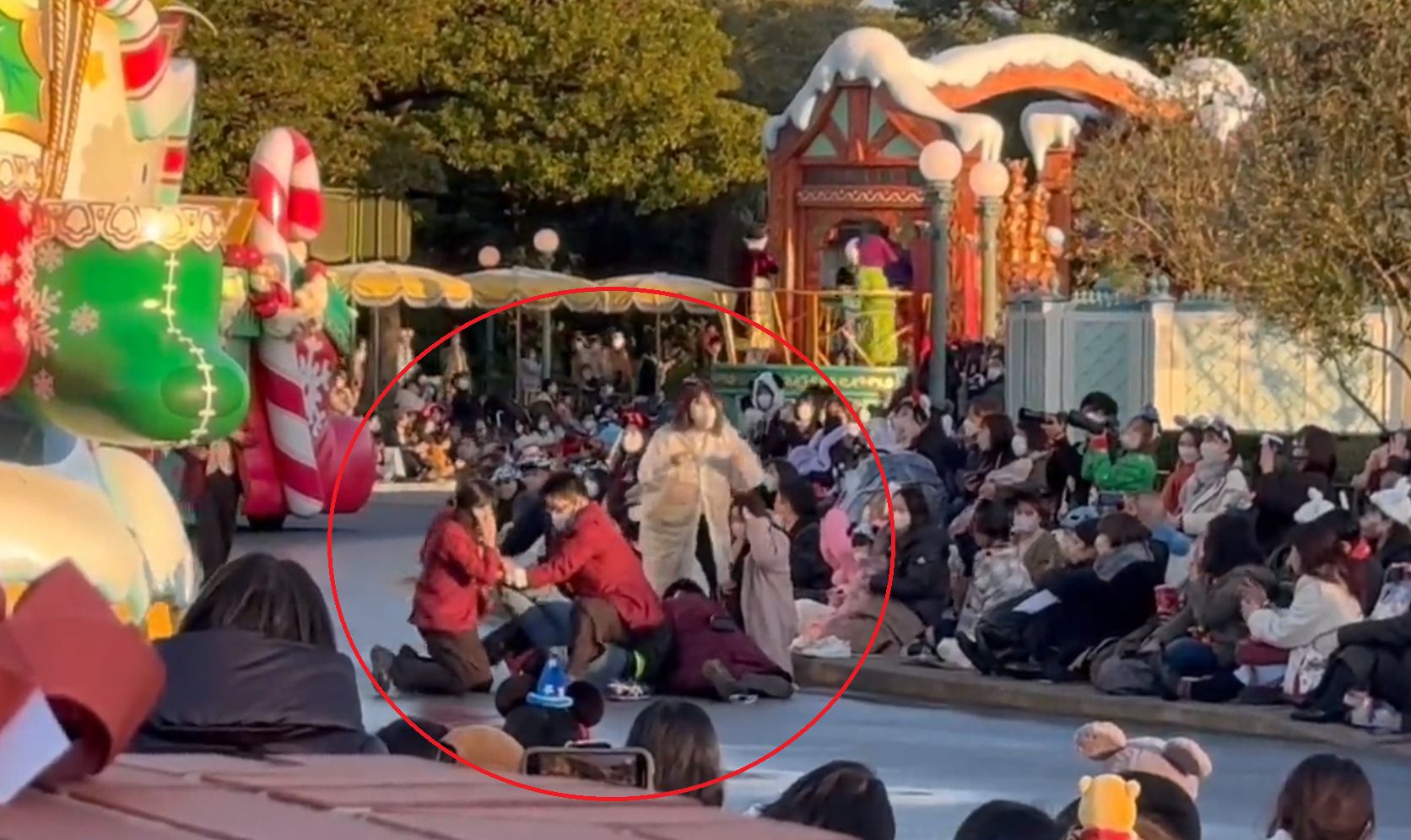 ▲▼黑衣男衝進「東京迪士尼遊行」秒被制伏！驚險畫面曝。（圖／推特）