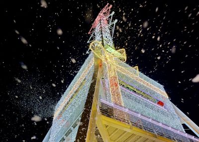 高雄下雪了！聖誕新亮點「光之塔禮物盒」　亮燈飄雪時間一次看