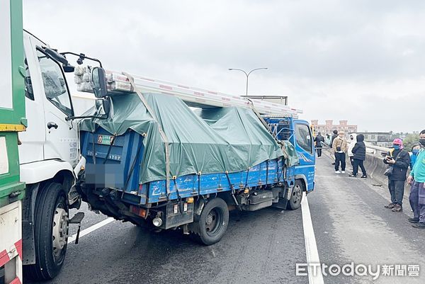 ▲台66線西向19.5K處桃園市平鎮段今天上午發生大貨車失控追撞同向4輛大小車，受害駕駛與乘客下車等待警方處理結果。（圖／記者沈繼昌翻攝）