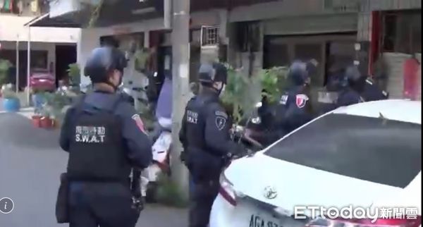 ▲台南市警五分局破獲以林姓男子為首的暴力討債集團，查扣本票及手銬、刀械及棍棒等物。（圖／記者林悅翻攝，下同）